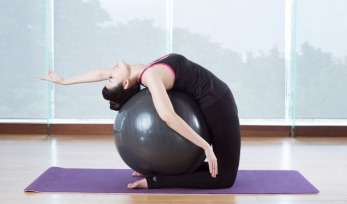 Bài tập yoga với bóng giúp giảm đau lưng hiệu quả